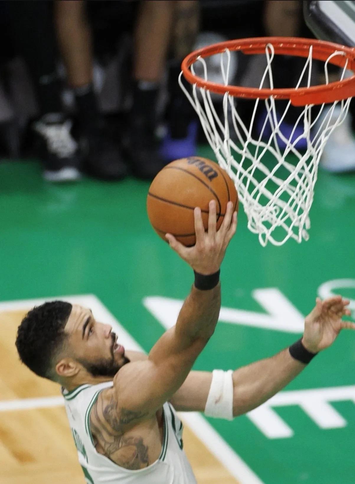 关于今夜欧超杯焦点战；波士顿凯尔特人手感冰凉；信心回归；赛季目标并未改变的信息