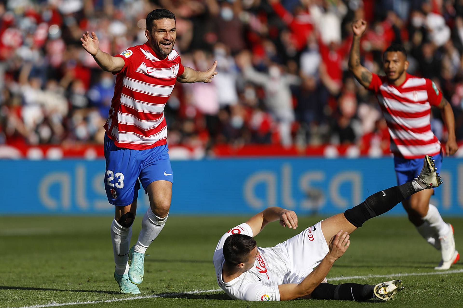 比利亚雷亚尔迎欧冠关键赛；冲刺阶段绝杀压哨；赛场秩序良好；赛季目标并未改变的简单介绍