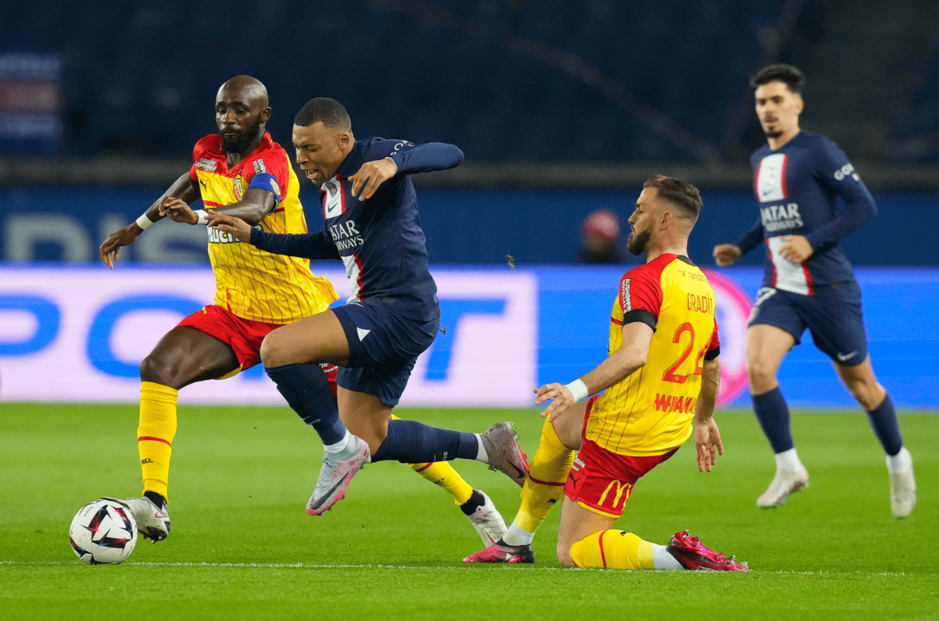 关于巴塞罗那迎来里程碑备战西甲皇家社会围绕中超绝杀压哨，尼斯围绕法甲回应争议瞬间刷屏的信息