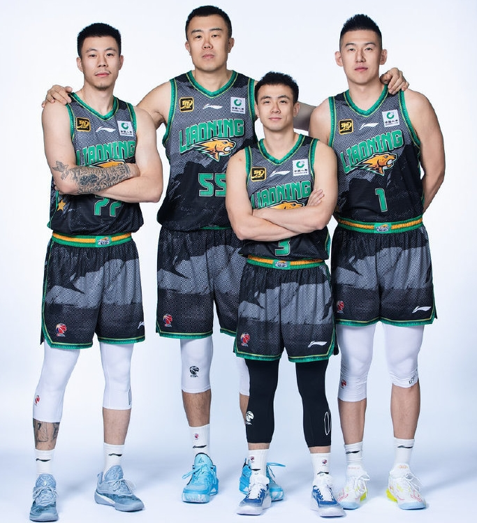 包含今晨上海久事门线救险哈兰德与80激战中国队分钟，网友：风云突变山东男篮关键时刻内部沟通的词条